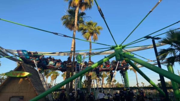 En un parque de atracciones en Phoenix, Arizona, un grupo de 22 personas quedaron atrapados en una montaña rusa a 6 metros de altura