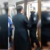 La reacción de un sacerdote se viraliza generando toda clase de comentarios, ya que intentó sacar a los policías usando un método poco convencional