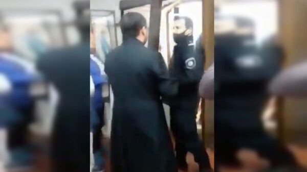 La reacción de un sacerdote se viraliza generando toda clase de comentarios, ya que intentó sacar a los policías usando un método poco convencional