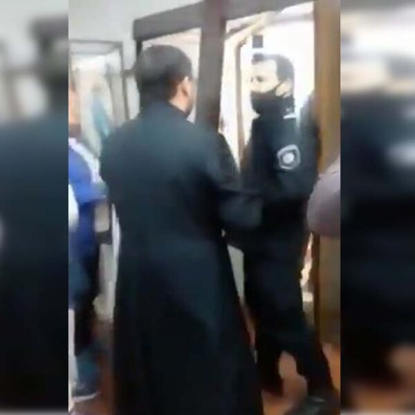 La reacción de un sacerdote se viraliza generando toda clase de comentarios, ya que intentó sacar a los policías usando un método poco convencional