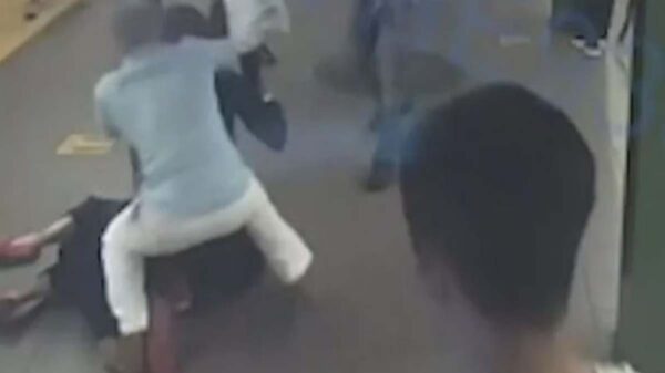 El heroico momento en el que un hombre se lanza sobre un sujeto para evitar que siguiera atacando con un cuchillo a una mujer fue captado en video