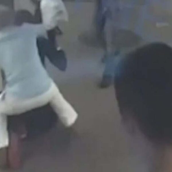 El heroico momento en el que un hombre se lanza sobre un sujeto para evitar que siguiera atacando con un cuchillo a una mujer fue captado en video