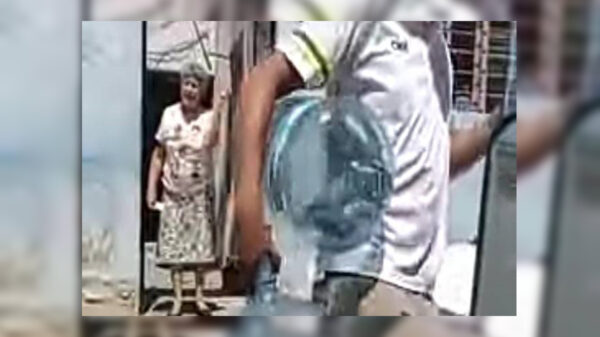 El video de una abuelita que insulta a unos repartidores de agua natural “Ciel” se viraliza generando todo tipo de reacciones