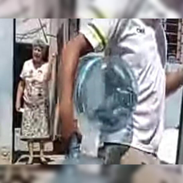 El video de una abuelita que insulta a unos repartidores de agua natural “Ciel” se viraliza generando todo tipo de reacciones