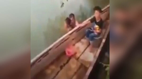 En redes sociales circula el caso de un hombre que se bañaba en un río desnudo con una niña de siete años, quien aseguró era su hija