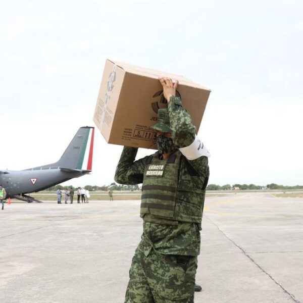 Llega cargamento de más de 50 mil dosis contra el Covid-19 destinados a personas de 50 a 59 años de Yucatán