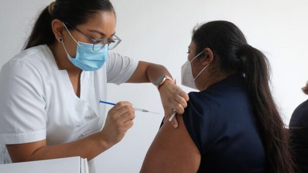 Inicia IMSS Quintana Roo aplicación de vacuna contra Covid-19 para docentes