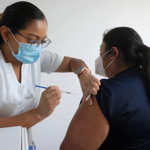 Inicia IMSS Quintana Roo aplicación de vacuna contra Covid-19 para docentes