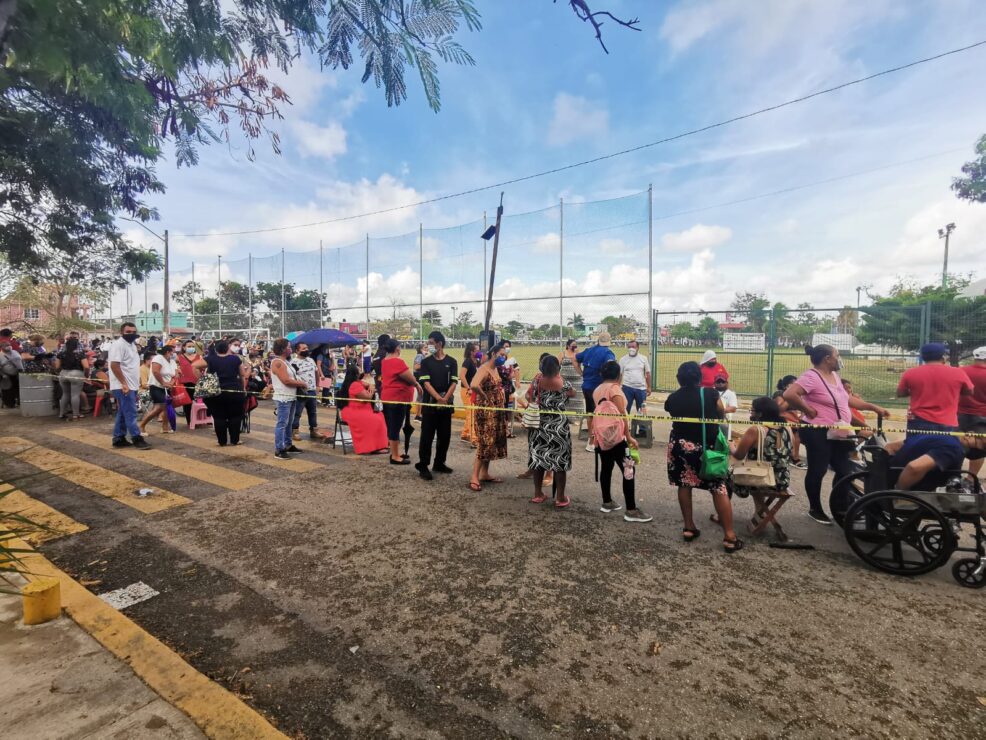 Contrastaste jornada de vacunación a adultos de 50 años y la de personal educativo