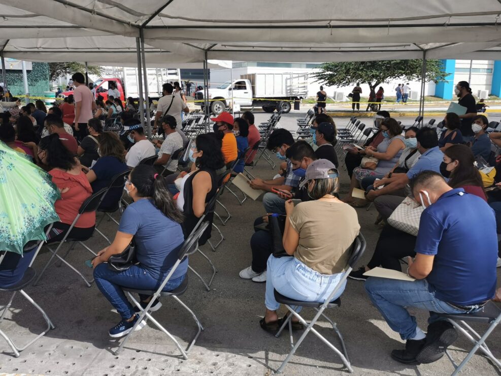 Contrastaste jornada de vacunación a adultos de 50 años y la de personal educativo