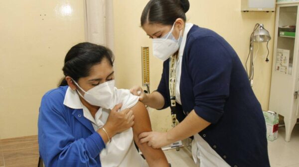Anuncian fechas de vacunación contra Covid-19 para personal de salud que falta en Yucatán