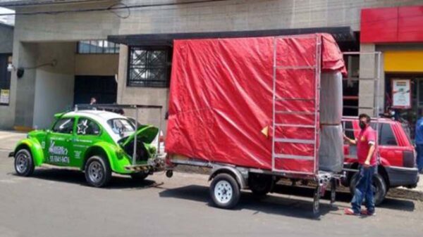 Recientemente se popularizó la imagen del llamado Vocho-Mudanza, un servicio de fletes que sin duda alguna pone de manifiesto el ingenio mexicano