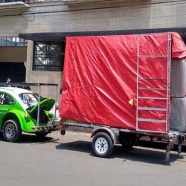 Recientemente se popularizó la imagen del llamado Vocho-Mudanza, un servicio de fletes que sin duda alguna pone de manifiesto el ingenio mexicano