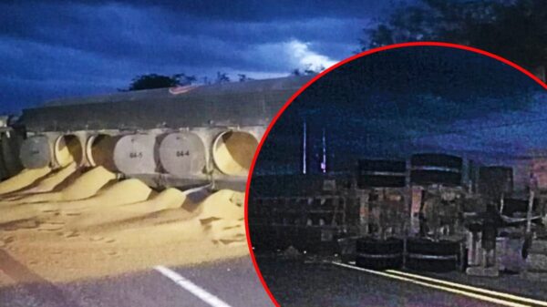 Vuelca pesada unidad que transportaba alimento para cerdos en la vía Mérida-Tizimín