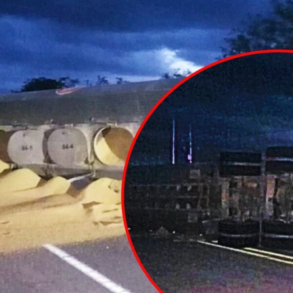 Vuelca pesada unidad que transportaba alimento para cerdos en la vía Mérida-Tizimín