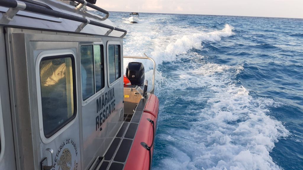 Isla Mujeres: Rescata la Armada de México a embarcación con cuatro tripulantes; una falla en el motor los dejó a la deriva a 13 km al noreste