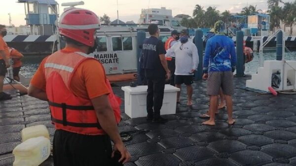 Isla Mujeres: Rescata la Armada de México a embarcación con cuatro tripulantes.