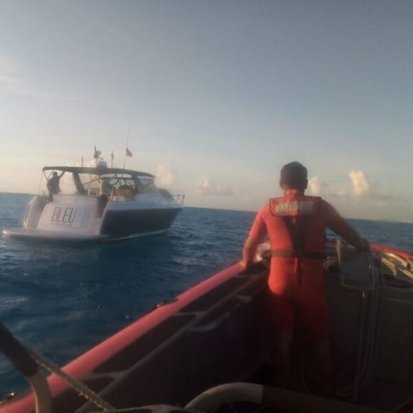 Rescata la marina a yate con 6 tripulantes en Isla Mujeres.