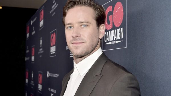 Armie Hammer pide ayuda para tratar su adicción al alcohol, sexo y drogas