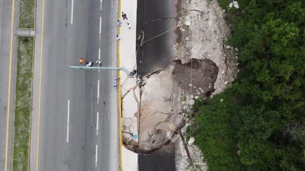 Trabaja Fonatur para solucionar tema del socavón en carretera.