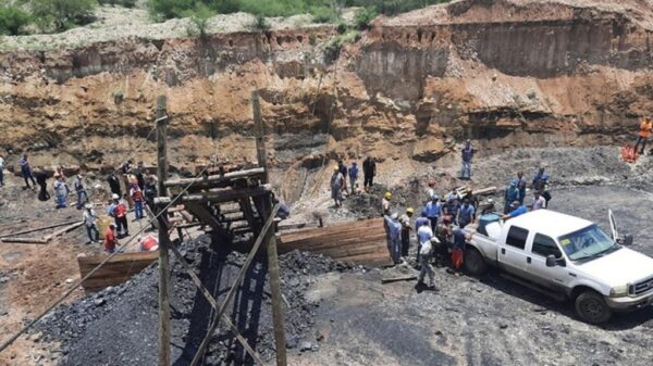 Rescatan más cuerpos de mineros sepultados por derrumbe.
