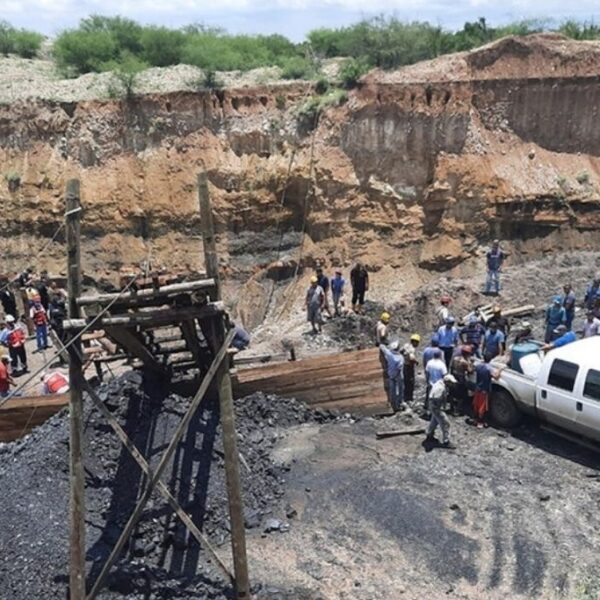 Rescatan más cuerpos de mineros sepultados por derrumbe.