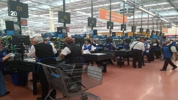 Walmart dice adiós a los ‘cerillitos’ de la tercera edad.