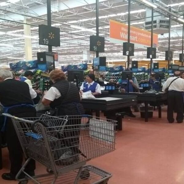 Walmart dice adiós a los ‘cerillitos’ de la tercera edad.