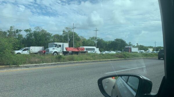 Afecta a miles de automovilistas socavón en la carretera a Playa del Carmen.