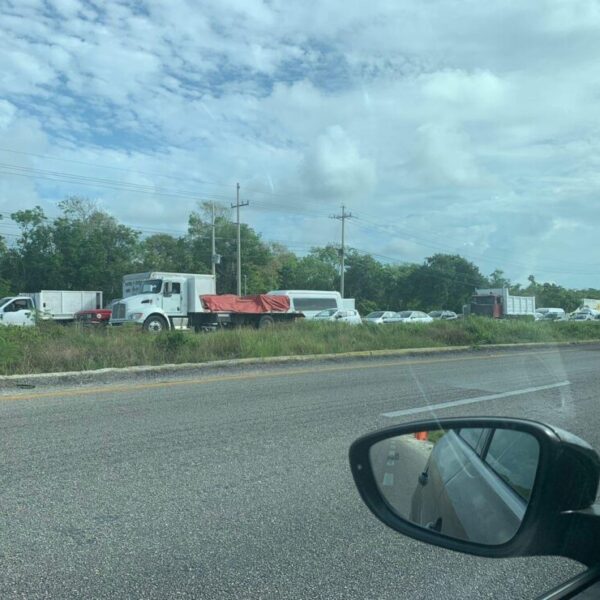 Afecta a miles de automovilistas socavón en la carretera a Playa del Carmen.
