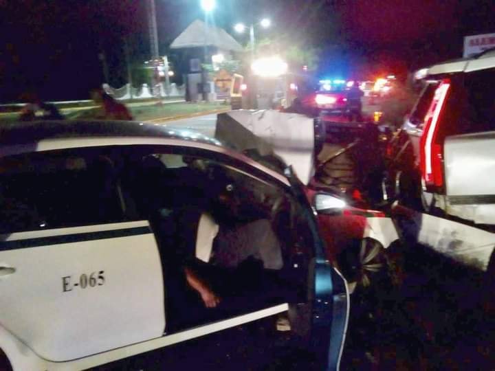 Fallecen tres personas en un accidente automovilístico en Playa del Carmen; taxista choca contra un transporte turístico que hacía alto en filtro policiaco.