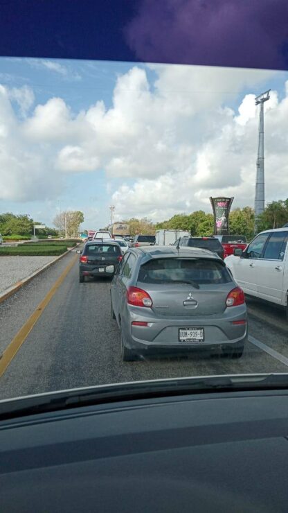 Filas de autos hasta por más de una hora en la carretera a Playa del Carmen.