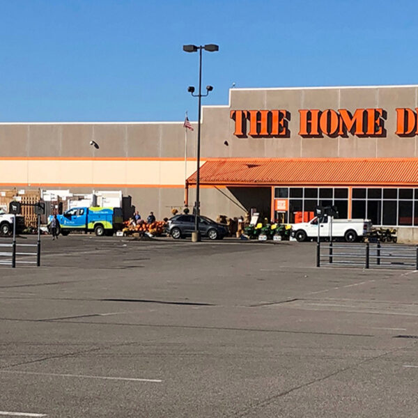 El exorcismo lo realizaban dos hombres vestidos de negro en honor árboles muertos, quienes fueron expulsados de la tienda