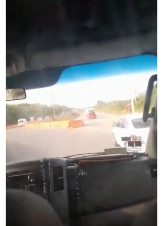 Choferes retiran barreras de señalización por socavón en carretera; esta medida desesperada pone en peligro la vida de pasajeros.