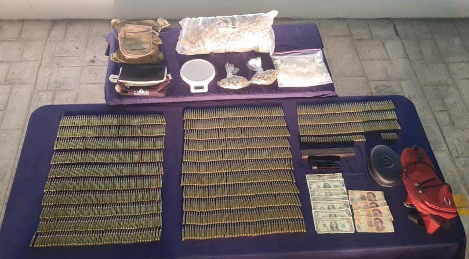 Detienen en Playa del Carmen a banda de narcomenudistas; tres hombres y una mujer estaban en posesión de drogas y más de mil cartuchos.