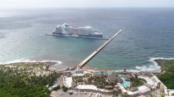 Arriba a Mahahual el crucero ‘Celebrity Edge’.