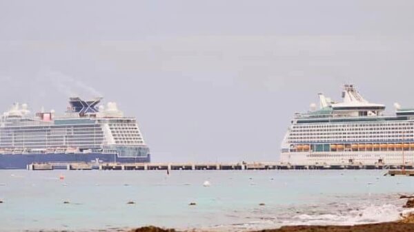 Reciben dos cruceros simultáneamente en la isla de Cozumel (VIDEO).