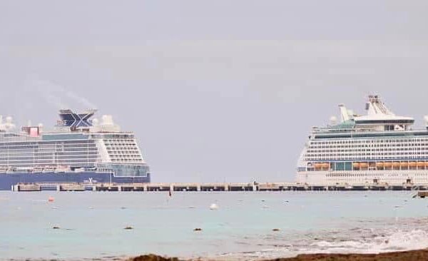 Reciben dos cruceros simultáneamente en la isla de Cozumel (VIDEO).