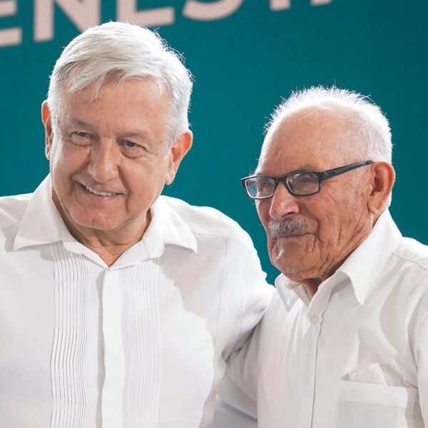 El presidente Andrés Manuel López Obrador felicita a los papás en su día.