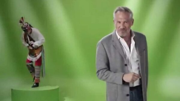 Arath de la Torre explota y bloquea cometarios tras polémica con los Voladores de Papantla