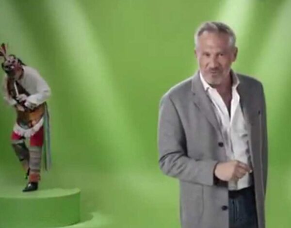 Arath de la Torre explota y bloquea cometarios tras polémica con los Voladores de Papantla