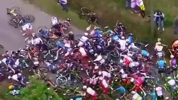 ¡Todos contra todos! así fue el APARATOSO accidente del Tour de Francia
