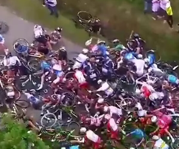 ¡Todos contra todos! así fue el APARATOSO accidente del Tour de Francia