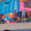 Dos niñas se encuentran resultaron gravemente heridas, luego de que un inflable en el que jugaban se elevará a 8 metro de altura