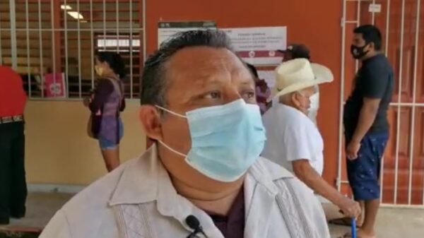 Acude el candidato Erik Borges a emitir su voto