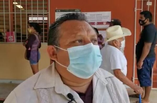 Acude el candidato Erik Borges a emitir su voto