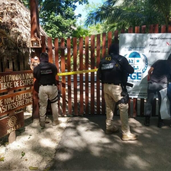 Catean hotel en Bacalar por denuncia contra presunto líder de secta sexual.