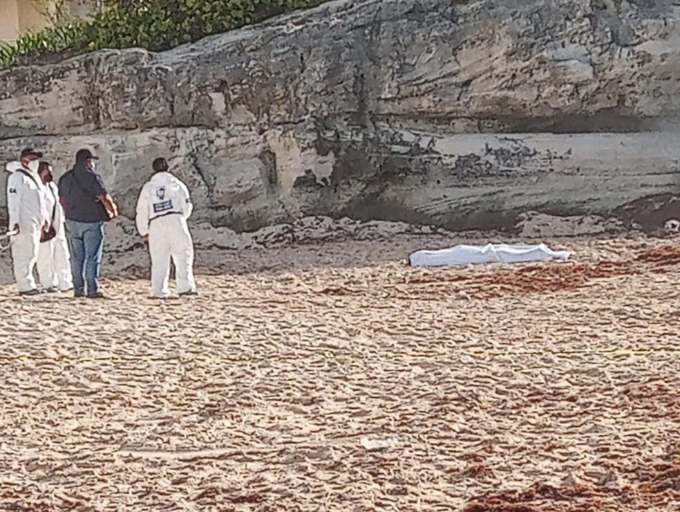 Recala cuerpo de adolescente ahogado en playa Gaviotas Azul de Cancún; desde la tarde-noche de ayer se activó el operativo, tras ser arrastrado.