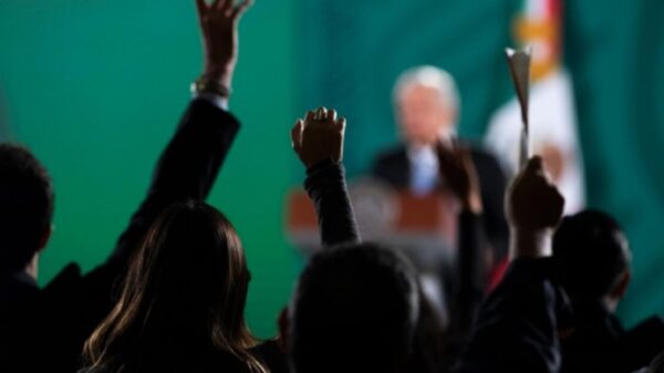 Propondrá AMLO elección en sindicato de Pemex vía celular