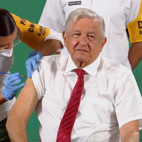 Recibe AMLO segunda dosis de AstraZeneca anti Covid-19